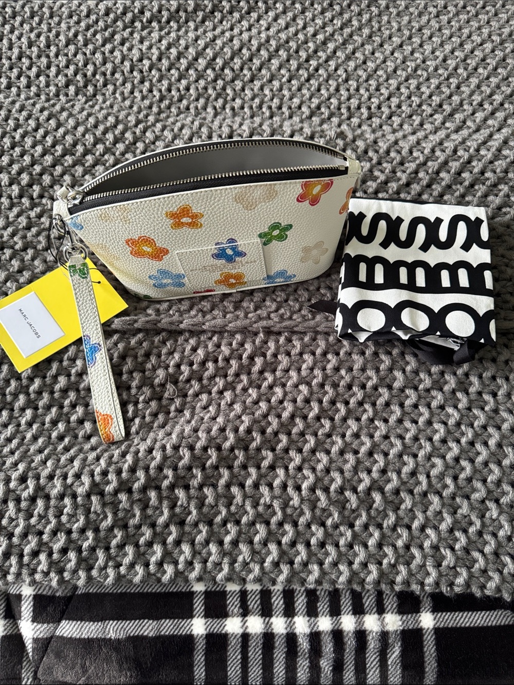 NWT Marc Jacob’s Daisy Floral Wristlet Pouch in White with Multicolor Flowers